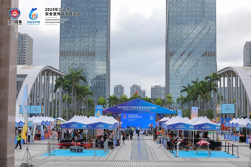 百適涂團(tuán)隊(duì)與參觀者合影